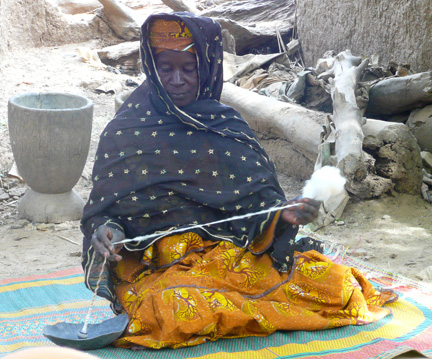 Mali is one the largest producers of cotton in Africa but there is little value added in Mali. For lack of equipment, thousands of rural women lack access to this means of income.