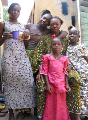2-mali02-7122-mamafamily